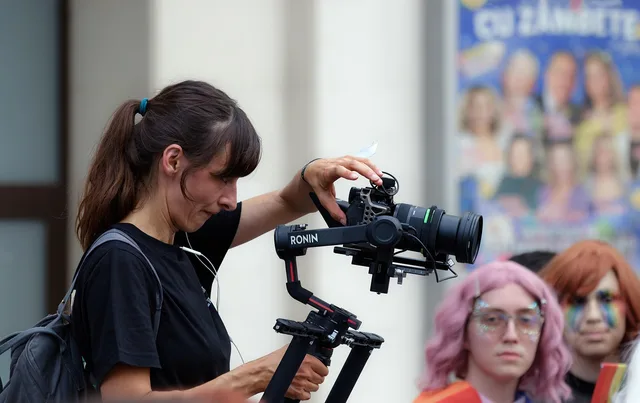 woman, reporter, photographer, cameraman, people, tripod, stabilize, backpack, job, professional, event, pride. Influencer agencies channel strategy: choosing Instagram, TikTok or YouTube